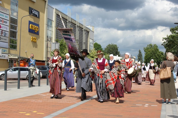 Folkloras kopa "Āravieši"